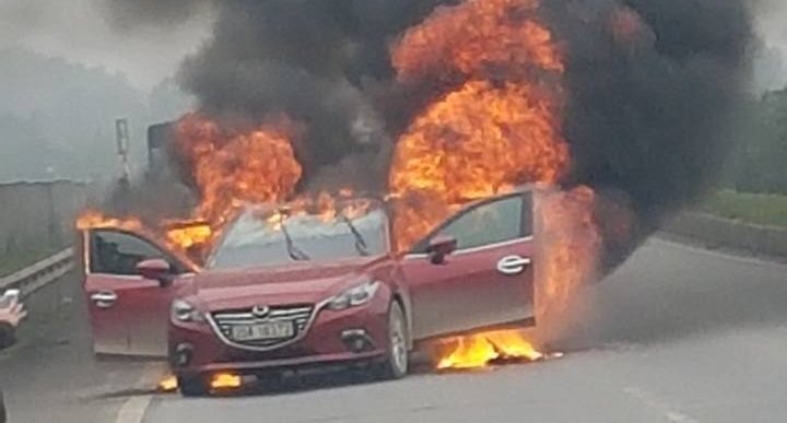 Clip: Cận cảnh ô tô Mazda cháy đùng đùng trên cao tốc Hà Nội - Thái Nguyên