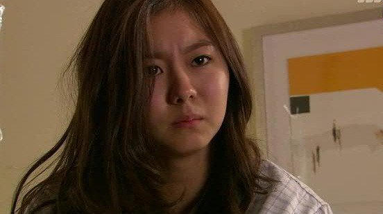 Bị người yêu đánh sưng mặt, cô gái vẫn đăng đàn hỏi có nên tiếp tục?