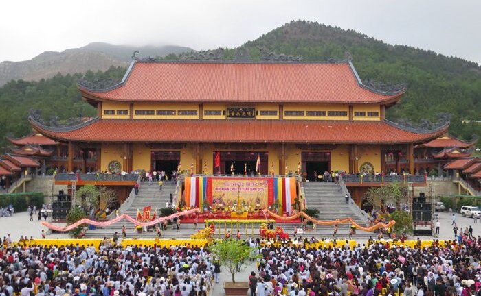 Quảng Ninh cấm cán bộ, công chức đi lễ hội trong giờ hành chính