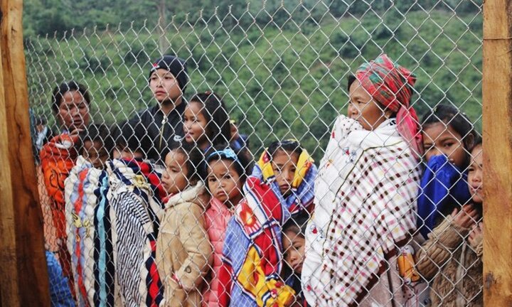 Ảnh: Người Ma Coong quấn chăn bông tránh giá rét khi ra đường