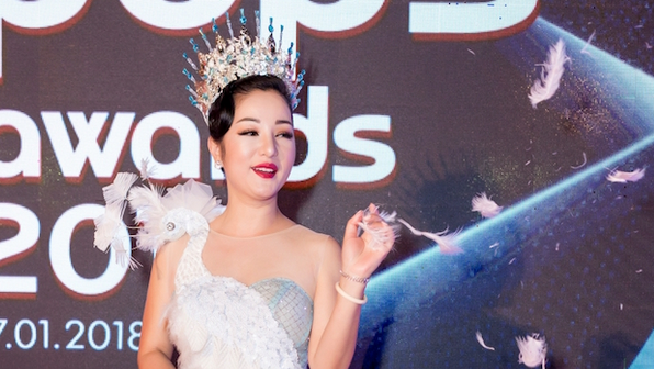 Danh hài Thuý Nga tự bứt váy, tung lông chim đầy thảm đỏ