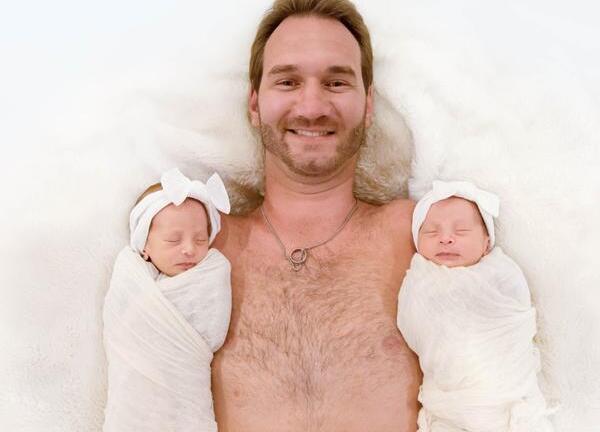 Phát sốt trước vẻ đáng yêu của cặp song sinh vừa tròn tháng của Nick Vujicic