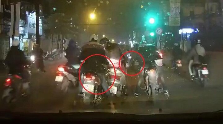 Dàn cảnh va chạm, giật túi phụ nữ nhanh như chớp ở Hà Nội