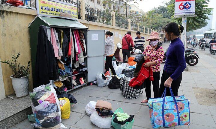 Video: Tủ quần áo mùa đông miễn phí trên vỉa hè Hà Nội