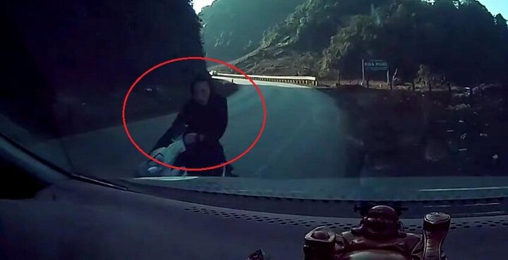 Clip: Xe máy đổ đèo ôm cua căng đét, lao như tên lửa vào bánh ô tô