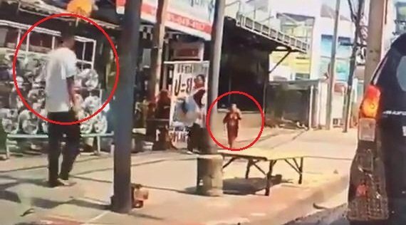 Gã côn đồ vô cớ tung chân đá vào mặt bé trai trên phố