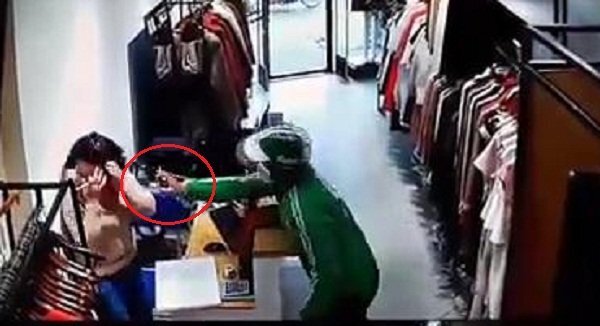Clip: Thanh niên mặc đồng phục Grab xịt dung dịch lạ vào nhân viên cửa hàng để cướp tiền