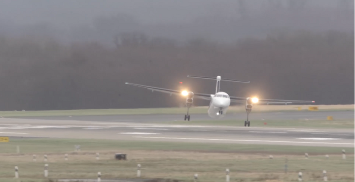 Video: Thót tim xem máy bay bị gió tạt, lắc lư như đồ chơi khi hạ cánh