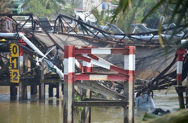 Sập cầu ở Sài Gòn trong đêm: Tạm giữ tài xế chở quá tải