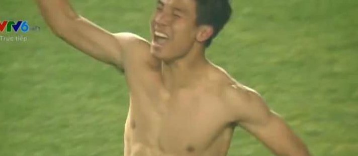 Chàng cầu thủ 6 múi sút penalty khiến hội chị em mê mẩn là ai?