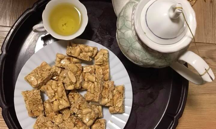 Tự làm kẹo lạc giòn tan mời khách dịp Tết, ăn mãi không chán