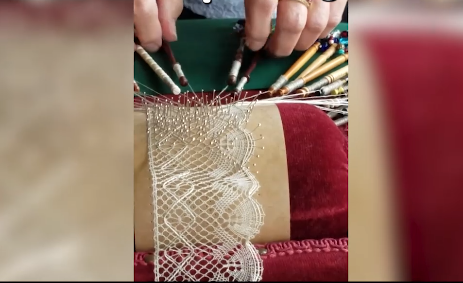 Cận cảnh quy trình làm vải ren tỉ mẩn đến từng chi tiết