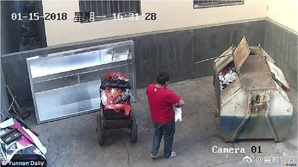 Video: Bố ném con vừa chào đời 2 tiếng vào thùng rác gây phẫn nộ