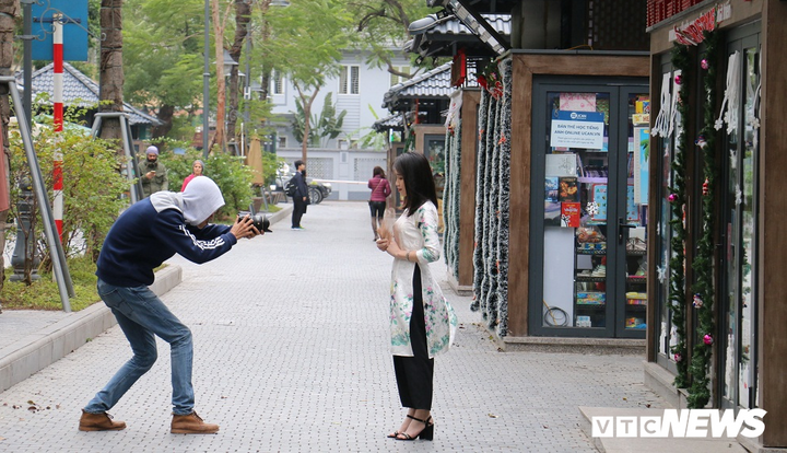 Sau khai trương rầm rộ, phố sách Hà Nội thành nơi 'check in' của giới trẻ