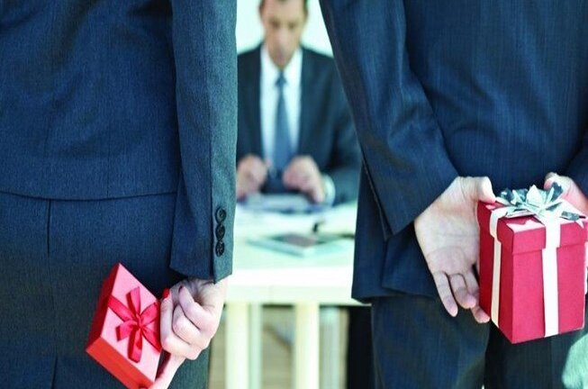 Cấm tặng quà cấp trên, 'tranh thủ' cấp dưới dịp Tết Nguyên đán 2018