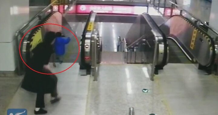 Clip: Cô gái cứu mạng em bé trước thang cuốn 'tử thần' trong tích tắc