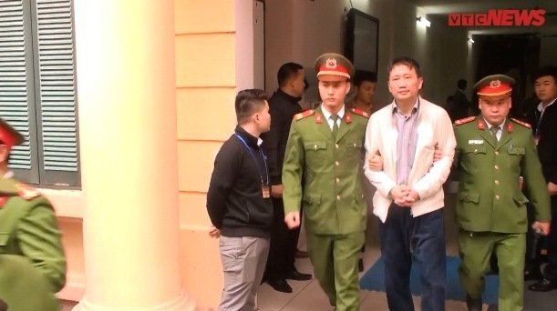 Video: Trịnh Xuân Thanh buồn bã lên xe thùng sau khi tòa tuyên án