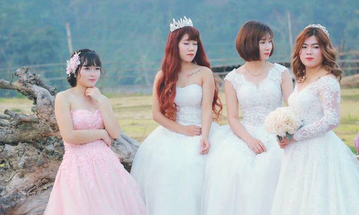 Chị em háo hức rủ nhau chụp hình 'cô dâu đơn thân' dù chưa lấy chồng