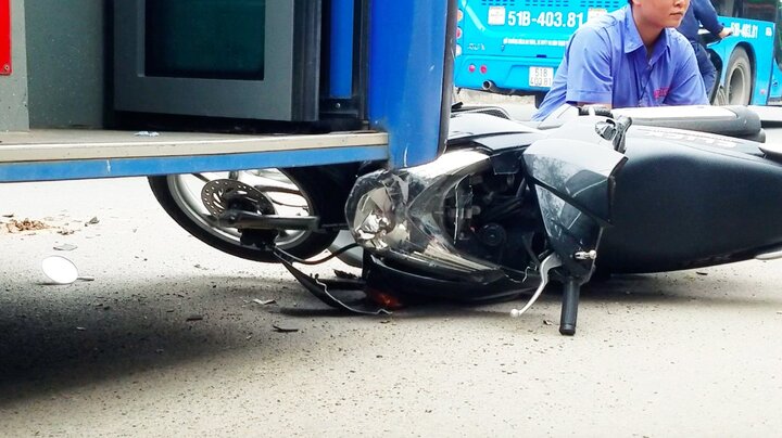 Video: Người phụ nữ lái xe máy ngược chiều tông trực diện xe buýt