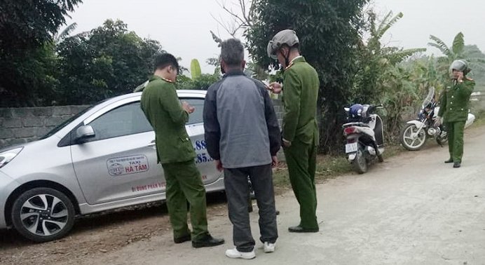 Truy bắt hai tên cướp điện thoại của lái xe taxi ở Hòa Bình