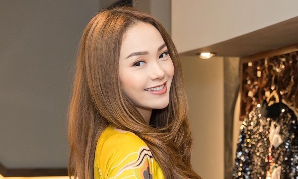 Minh Hằng cùng Kim Jea Joong, Park Eun Hye trao giải thưởng cho nghệ sĩ Hàn Quốc