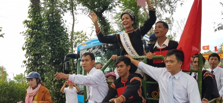Xe công nông chở Hoa hậu hoàn vũ H’Hen Niê gặp sự cố trên đường về buôn