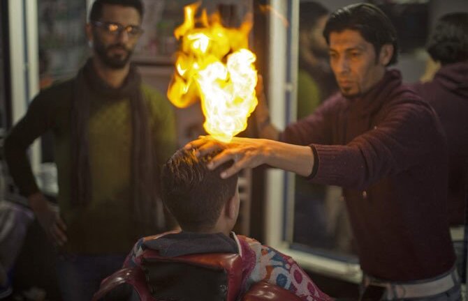 Phát hoảng với dịch vụ cắt tóc bằng lửa ở Ấn Độ