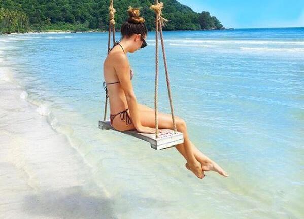 Diễn sâu tại bãi tắm có cây dừa đổ và xích đu cực chất, đẹp như nước ngoài