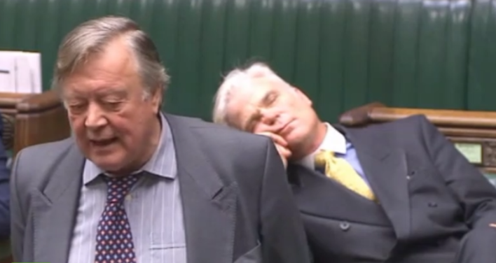 Video: Nghị sỹ Anh ngủ ngon lành trong phiên họp đang truyền hình trực tiếp