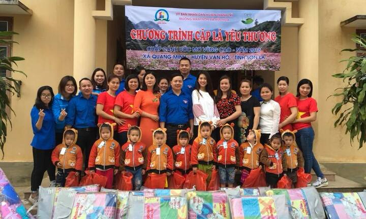 Trao hơn 320 suất quà thơm thảo cho trẻ em xã nghèo bậc nhất nước