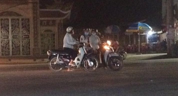 Clip: 3 nữ 'ninja' dừng xe 'tám chuyện' gần nửa tiếng giữa quốc lộ