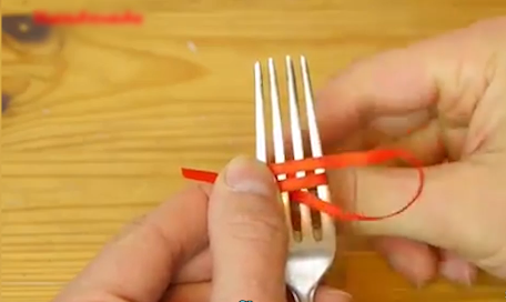 Học cách thắt cả trăm kiểu nơ từ 1 chiếc nĩa