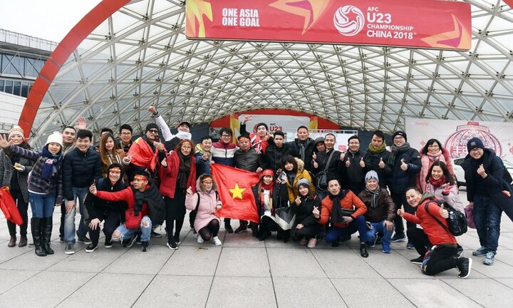 Ảnh: CĐV Việt Nam rực rỡ kéo vào sân Thường Châu cổ vũ U23 Việt Nam