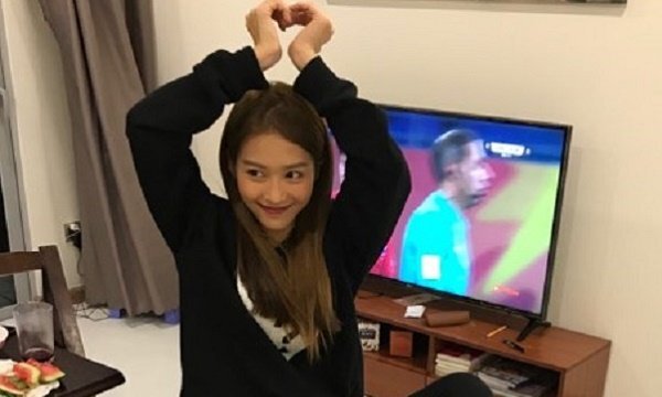 Khả Ngân vui mừng trước chiến thắng U23 Việt Nam, nhảy nhót đến mức bong gân