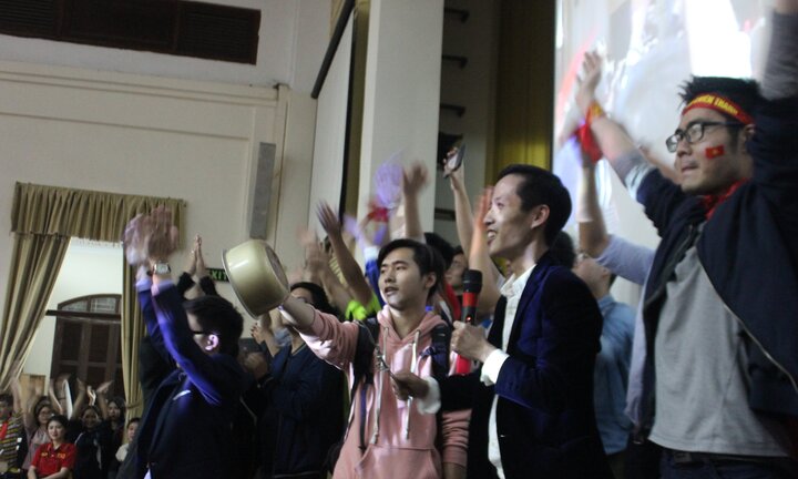 Sinh viên ĐH Kinh tế Quốc dân mang xoong chảo mừng U23 Việt Nam chiến thắng