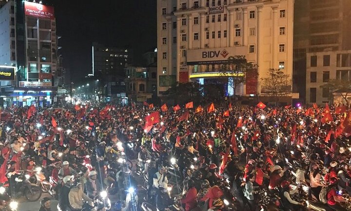 Ảnh: Dân Huế - Đà Nẵng đổ ra đường mừng chiến thắng chấn động của U23 Việt Nam