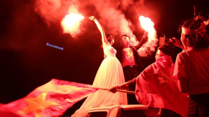 Màn cầu hôn ngọt ngào sau chiến thắng của U23 Việt Nam