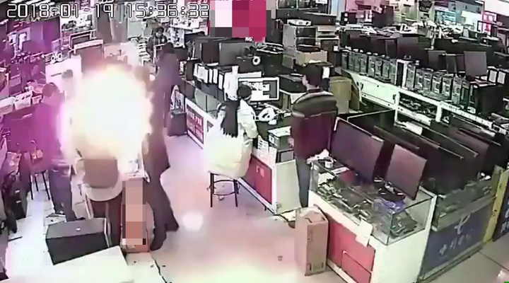 Video: Pin iPhone giả nổ tung khi khách cắn thử