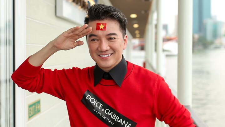 Dự án này bị Đàm Vĩnh Hưng tạm gác lại vì chiến thắng của U23 Việt Nam