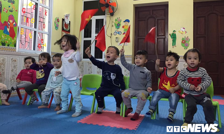 Ảnh: Đáng yêu hình ảnh cô trò lớp mầm non cuồng nhiệt cổ vũ U23 Việt Nam