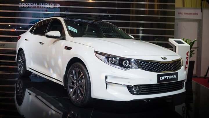 KIA Optima HLV Park Hang Seo được tặng rớt thảm ở Việt Nam, thăng hoa trên thế giới