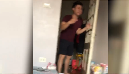 Ông bố trẻ gào khóc thảm thiết khi U23 Việt Nam chiến thắng