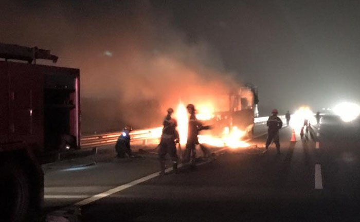 Video: Xe tải bốc cháy ngùn ngụt trên cao tốc Hà Nội – Hải Phòng