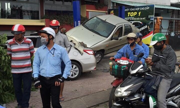 Ô tô chồm lên vỉa hè, cắm đầu vào chiếc xe đang sửa