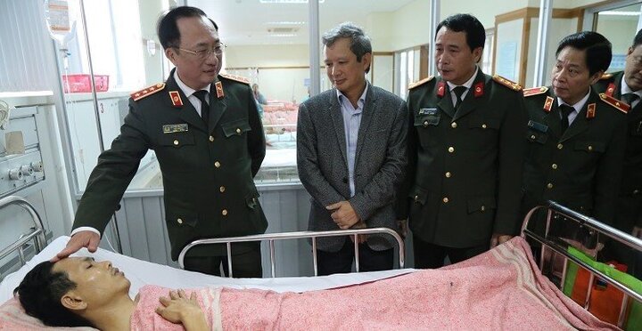 Thứ trưởng Bộ Công an thăm cán bộ CSGT bị 'xe điên' tông khi đang xử lý tai nạn