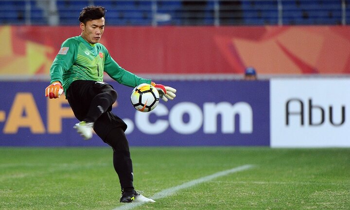 Bố mẹ thủ môn Bùi Tiến Dũng được cấp hộ chiếu sớm sang Trung Quốc