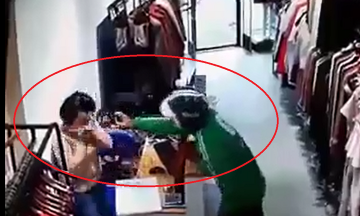 Kẻ bịt mặt mặc đồ Grab, xịt thuốc mê cướp tài sản ở cửa hàng quần áo