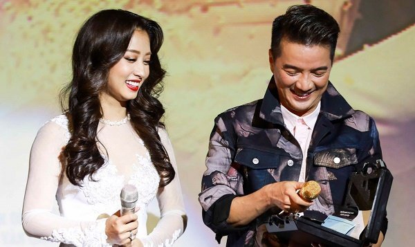 Đàm Vĩnh Hưng được học trò Thu Hằng tặng micro nạm vàng