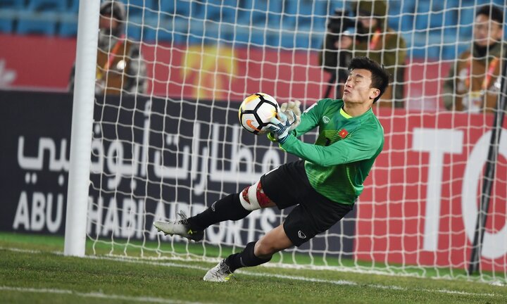 Video: Bắt thế này, Bùi Tiến Dũng chắc chắn xuất sắc nhất U23 châu Á