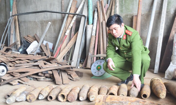 Tìm thấy đạn pháo còn nguyên đầu đạn tại cơ sở thu mua phế liệu